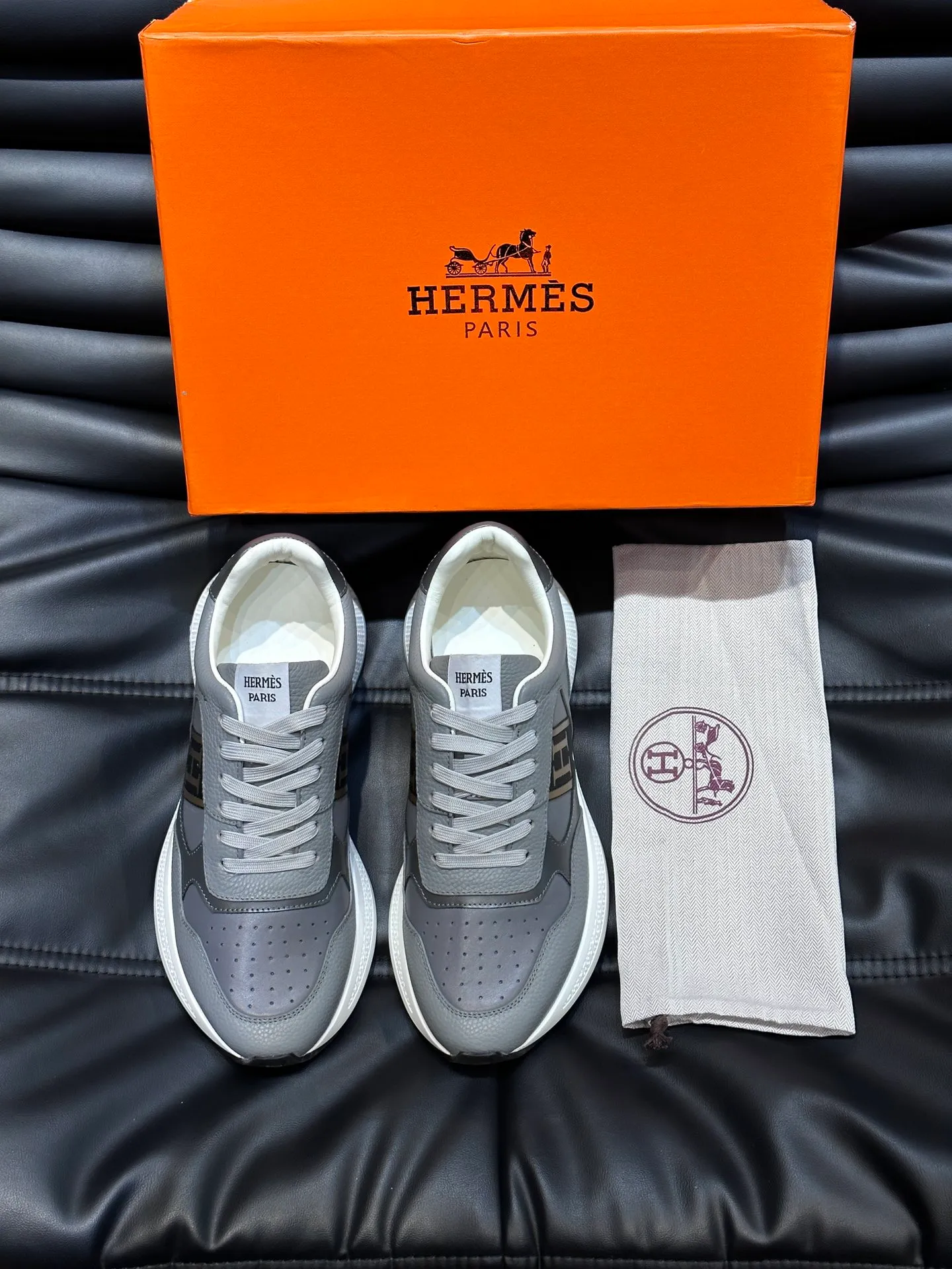 Factory price: 520💰HERMES/Hermes Hugo thick-soled sneakers are casual men's shoes. These sneakers are made of imported first-layer cowhide leather and breathable mesh design. The contrasting color design creates a dynamic and modern shape. The front end of the toe is decorated with natural-color rubber inlays, making it novel and fashionable. The texture is incomparable, with cowhide lining and cowhide foot pads, the upper foot is comfortable and breathable, and the rubber sole is decorated with geometric patterns and iconic "H" details. A very personal one! Size: 39-44 (customized at 38.45)
